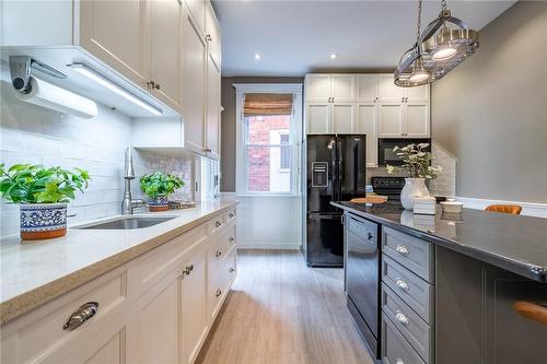 127 Fairleigh Avenue S, Hamilton, ON - Indoor Photo Showing Kitchen