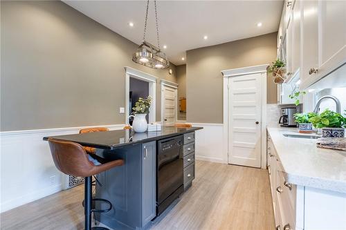 127 Fairleigh Avenue S, Hamilton, ON - Indoor Photo Showing Kitchen With Upgraded Kitchen