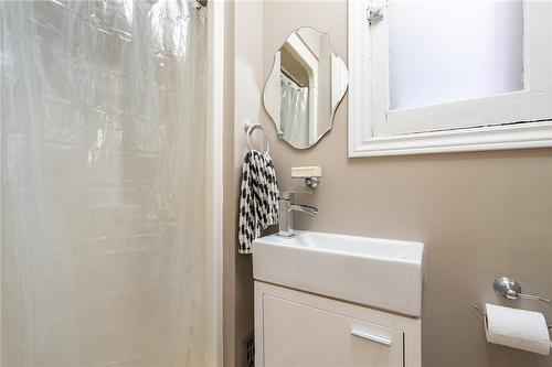 127 Fairleigh Avenue S, Hamilton, ON - Indoor Photo Showing Bathroom