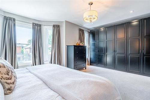 127 Fairleigh Avenue S, Hamilton, ON - Indoor Photo Showing Bedroom