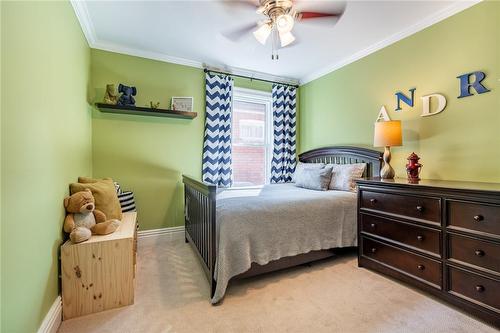 127 Fairleigh Avenue S, Hamilton, ON - Indoor Photo Showing Bedroom