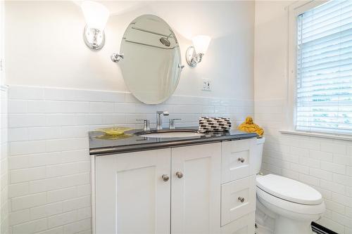 127 Fairleigh Avenue S, Hamilton, ON - Indoor Photo Showing Bathroom