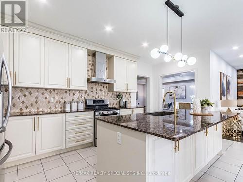 14 Canary Close, Brampton, ON - Indoor Photo Showing Kitchen With Upgraded Kitchen