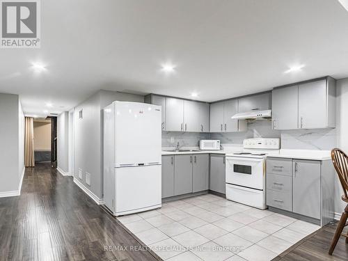 14 Canary Close, Brampton, ON - Indoor Photo Showing Kitchen