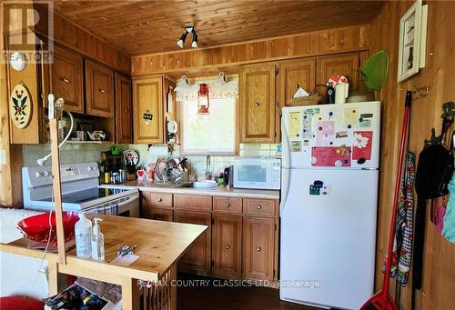 111 Suncrest Lane, Renfrew, ON - Indoor Photo Showing Kitchen