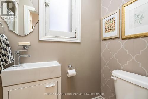 127 Fairleigh Avenue S, Hamilton, ON - Indoor Photo Showing Bathroom