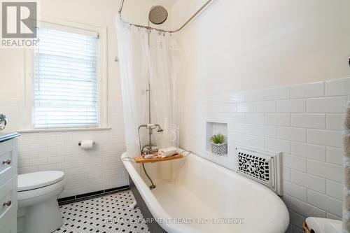 127 Fairleigh Avenue S, Hamilton, ON - Indoor Photo Showing Bathroom