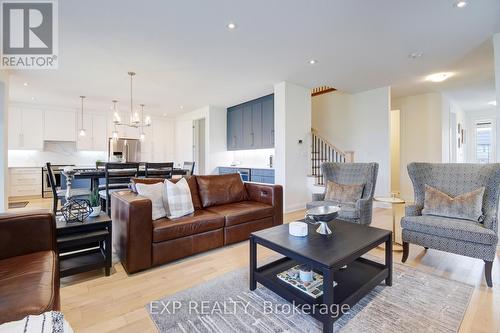 921 Nathalie Court, Kitchener, ON - Indoor Photo Showing Living Room