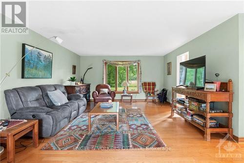 2062 Greys Creek Road, Ottawa, ON - Indoor Photo Showing Living Room