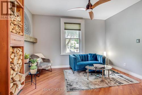 422 Tecumseth Street, Newmarket, ON - Indoor Photo Showing Living Room