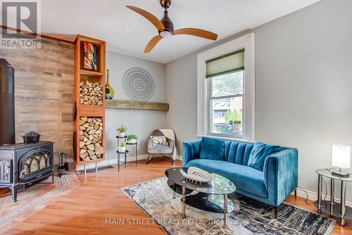 422 Tecumseth Street, Newmarket, ON - Indoor Photo Showing Living Room With Fireplace