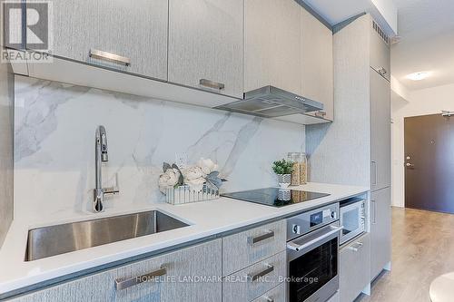 911 - 10 Honeycrisp Crescent, Vaughan, ON - Indoor Photo Showing Kitchen