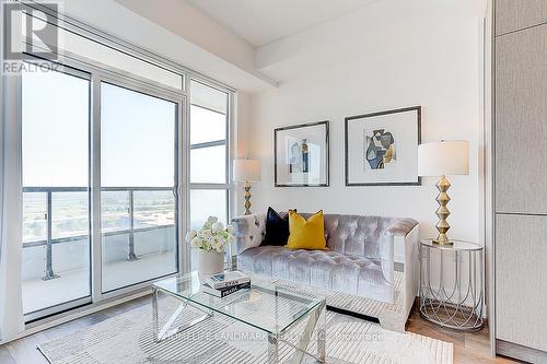 911 - 10 Honeycrisp Crescent, Vaughan, ON - Indoor Photo Showing Living Room