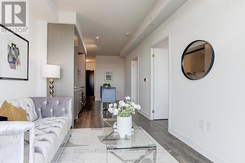 911 - 10 Honeycrisp Crescent, Vaughan, ON - Indoor Photo Showing Living Room