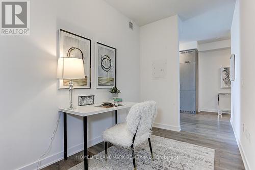 911 - 10 Honeycrisp Crescent, Vaughan, ON - Indoor Photo Showing Dining Room