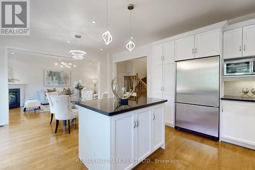 227 Rothbury Road, Richmond Hill, ON - Indoor Photo Showing Kitchen With Upgraded Kitchen