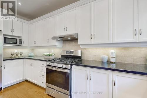 227 Rothbury Road, Richmond Hill, ON - Indoor Photo Showing Kitchen With Upgraded Kitchen