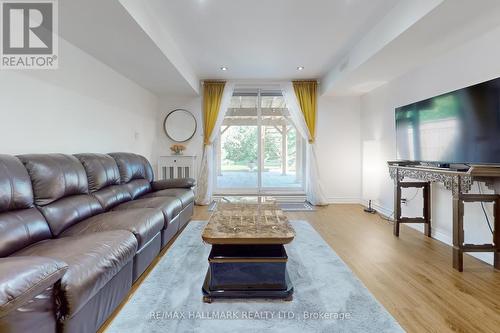 227 Rothbury Road, Richmond Hill, ON - Indoor Photo Showing Living Room