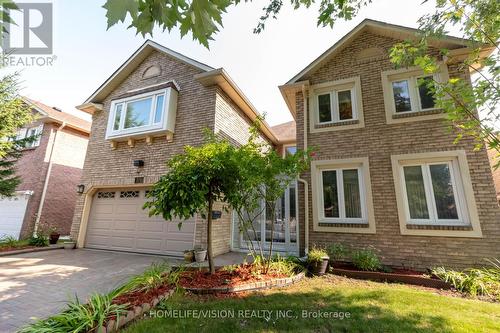 137 Old Surrey Lane, Richmond Hill, ON - Outdoor With Facade