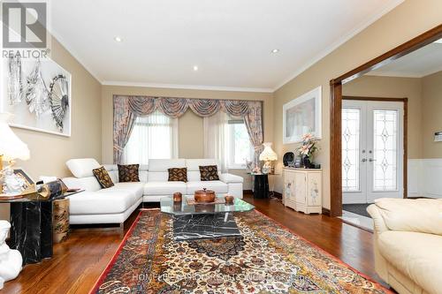 137 Old Surrey Lane, Richmond Hill, ON - Indoor Photo Showing Living Room