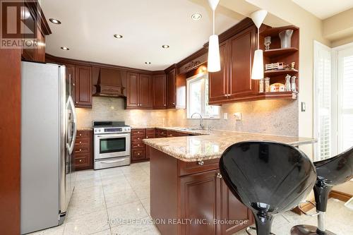 137 Old Surrey Lane, Richmond Hill (South Richvale), ON - Indoor Photo Showing Kitchen