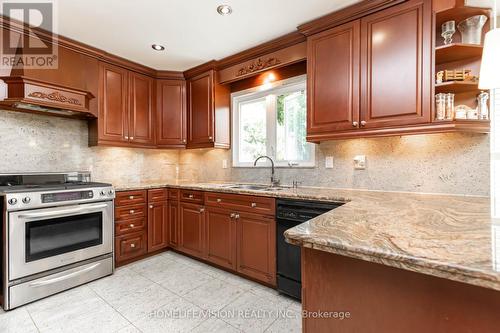 137 Old Surrey Lane, Richmond Hill (South Richvale), ON - Indoor Photo Showing Kitchen