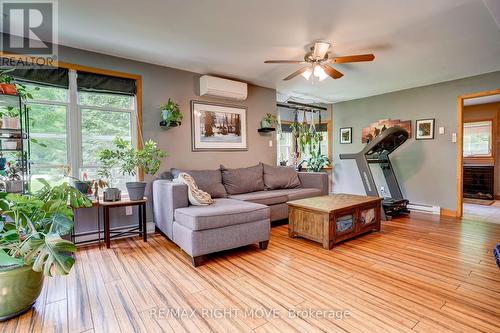 4410 Canal Road, Severn, ON - Indoor Photo Showing Living Room