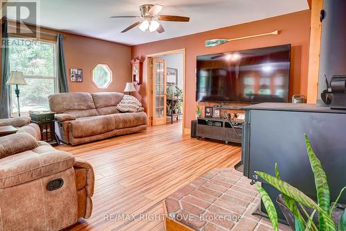 4410 Canal Road, Severn, ON - Indoor Photo Showing Living Room