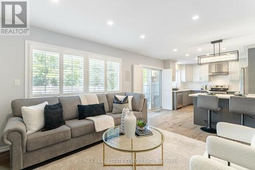 620 Hood Terrace, Milton (Coates), ON - Indoor Photo Showing Living Room