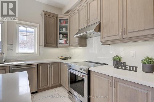 459 Threshing Mill Boulevard, Oakville, ON - Indoor Photo Showing Kitchen With Upgraded Kitchen