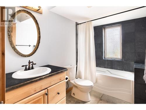 10231 Columbia Way, Vernon, BC - Indoor Photo Showing Bathroom