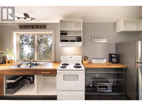 10231 Columbia Way, Vernon, BC - Indoor Photo Showing Kitchen With Double Sink