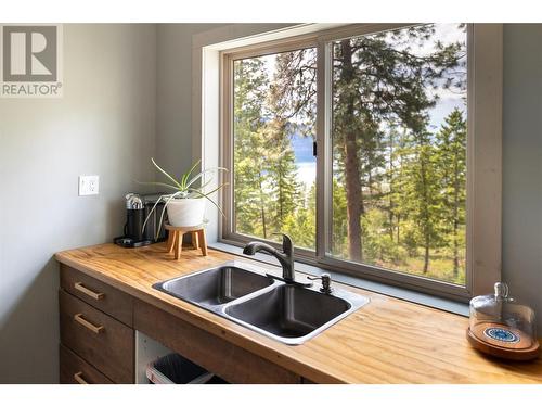 10231 Columbia Way, Vernon, BC - Indoor Photo Showing Kitchen With Double Sink