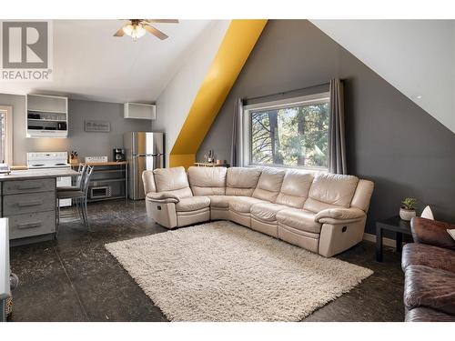 10231 Columbia Way, Vernon, BC - Indoor Photo Showing Living Room