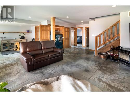 10231 Columbia Way, Vernon, BC - Indoor Photo Showing Living Room