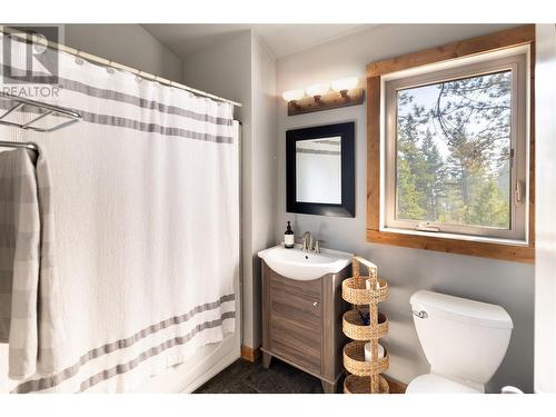 10231 Columbia Way, Vernon, BC - Indoor Photo Showing Bathroom