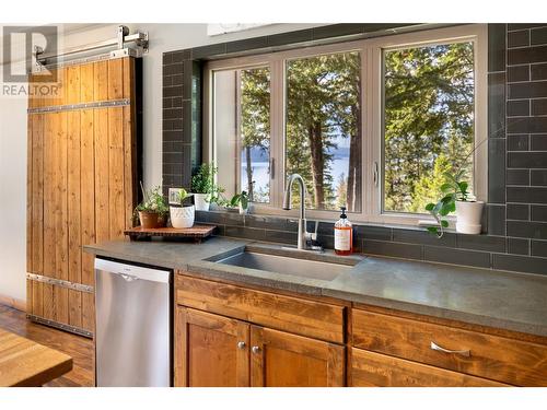 10231 Columbia Way, Vernon, BC - Indoor Photo Showing Kitchen