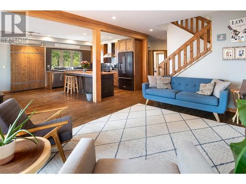 10231 Columbia Way, Vernon, BC - Indoor Photo Showing Living Room