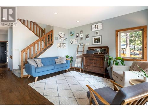 10231 Columbia Way, Vernon, BC - Indoor Photo Showing Living Room