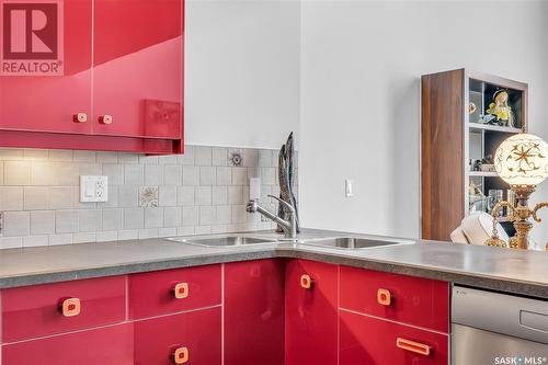 513 120 23Rd Street E, Saskatoon, SK - Indoor Photo Showing Kitchen With Double Sink