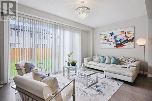 62 Clipper Lane, Clarington (Bowmanville), ON - Indoor Photo Showing Living Room