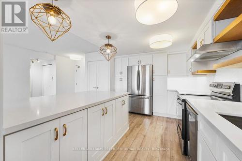 1401 - 3000 Bathurst Street, Toronto (Englemount-Lawrence), ON - Indoor Photo Showing Kitchen With Upgraded Kitchen