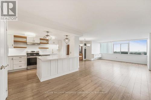 1401 - 3000 Bathurst Street, Toronto (Englemount-Lawrence), ON - Indoor Photo Showing Kitchen