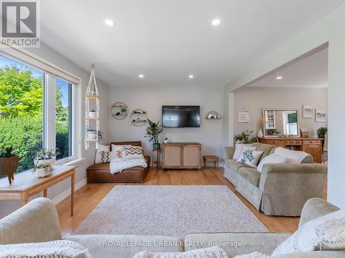 93 Hadrian Drive, Toronto (Elms-Old Rexdale), ON - Indoor Photo Showing Living Room