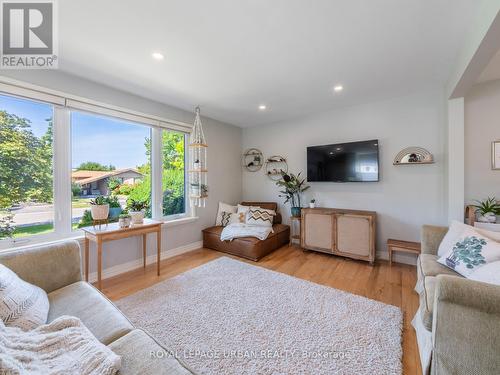 93 Hadrian Drive, Toronto (Elms-Old Rexdale), ON - Indoor Photo Showing Living Room