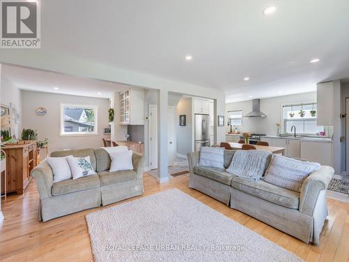 93 Hadrian Drive, Toronto (Elms-Old Rexdale), ON - Indoor Photo Showing Living Room