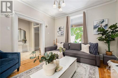 487 Cooper Street, Ottawa, ON - Indoor Photo Showing Living Room