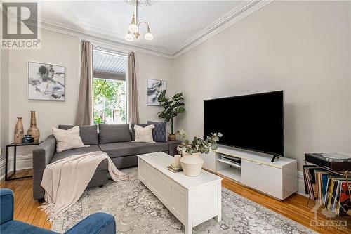 487 Cooper Street, Ottawa, ON - Indoor Photo Showing Living Room