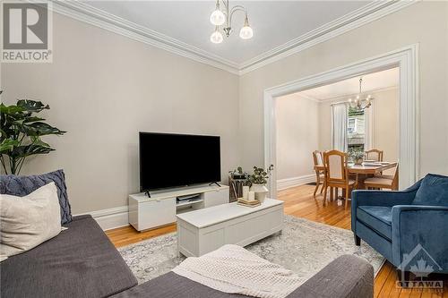 487 Cooper Street, Ottawa, ON - Indoor Photo Showing Living Room