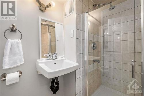 487 Cooper Street, Ottawa, ON - Indoor Photo Showing Bathroom